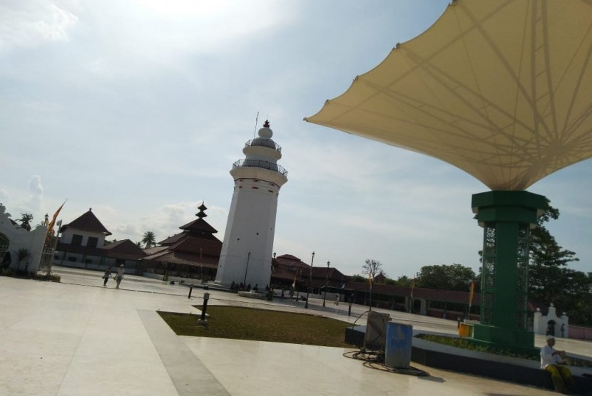 Kawasan wisata religi Masjid Agung Banten, Kasemen, Provinsi Banten, yang saat ini terus dilakukan reivitalisasi. Sabtu, (13/4).(Republika/Alkhaledi Kurnialam)
