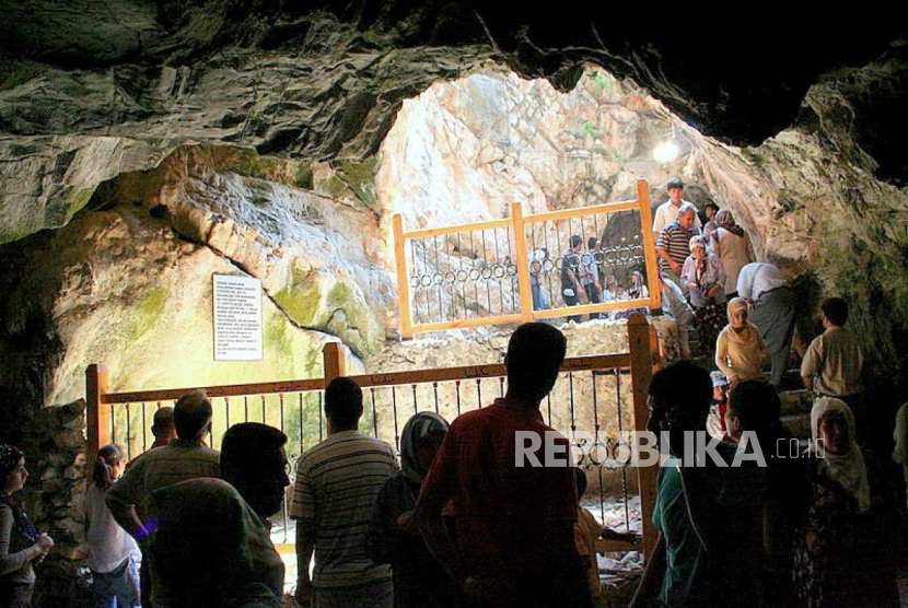 Kawasan yang disebut sebagai gua Ashabul Kahfi di Tarsus, Turki.