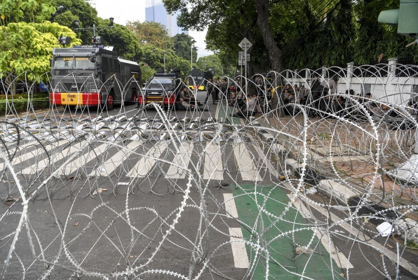 Kawat berduri memblokade jalan ke arah gedung KPU di Jalan Imam Bonjol, Jakarta, Selasa (21/5/2019).