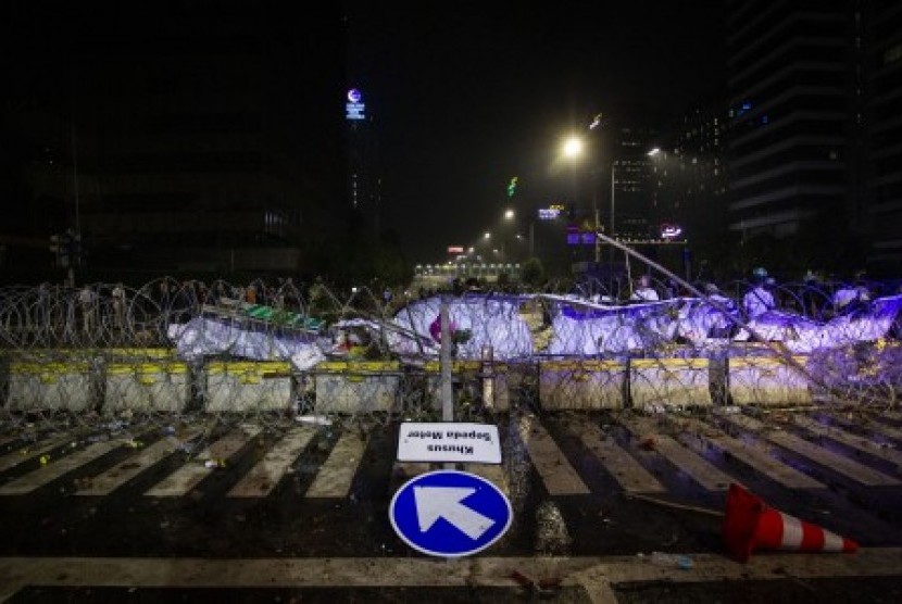 Kawat berduri memblokade Jalan MH Thamrin di depan kantor Bawaslu saat berlangsungnya Aksi 22 Mei, Jakarta, Rabu (22/5/2019). 