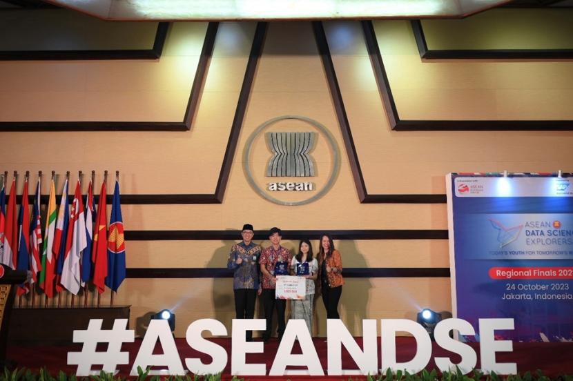 Kay Eugenia Purnama dan Jessen Wiryawan yang tergabung dalam tim JKaLgOLithm juara ketiga ASEAN Data Science Explorers 2023.