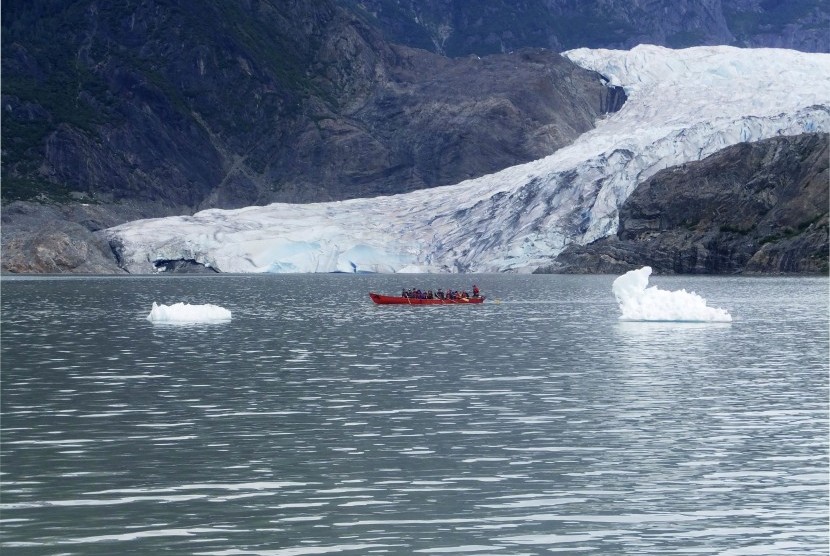 Kayaker mendayung di Danau Mendenhall dan gunung es di Juneau, Alaska (ilustrasi).