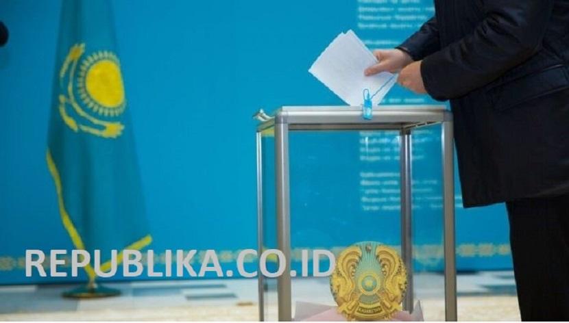 Rakyat Kazakhstan pada Ahad (19/3/2023) mendatangi tempat-tempat pemungutan suara untuk memilih anggota majelis rendah parlemen (Mazhilis) dan badan perwakilan daerah (maslikhats), setelah negara di Asia Tengah itu menggelar pemilihan presiden pada November tahun lalu.