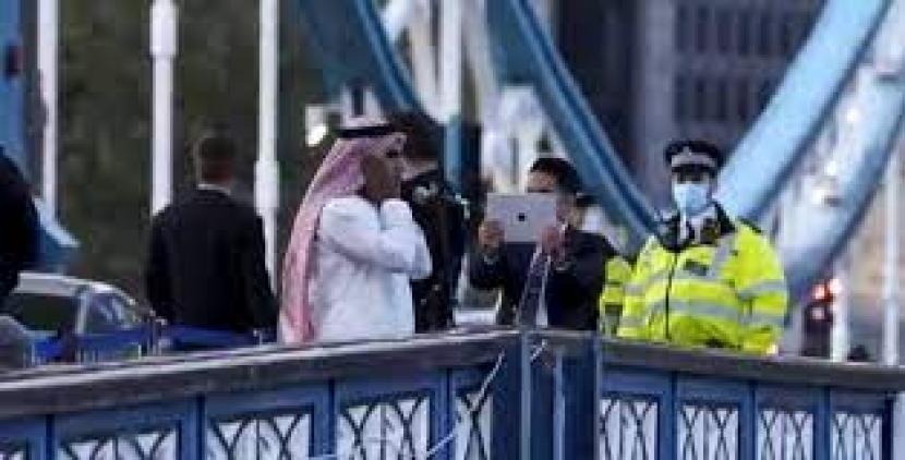 Kazi Shafiqur Rahman dari Inggris-Bangladesh mengumandangkan adzan di tengah Tower Bridge London usai buka puasa bersama &/5/2001.