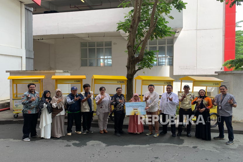 KB Bank Syariah menyalutkan wakaf produktif berupa gerobak untuk UMKM.