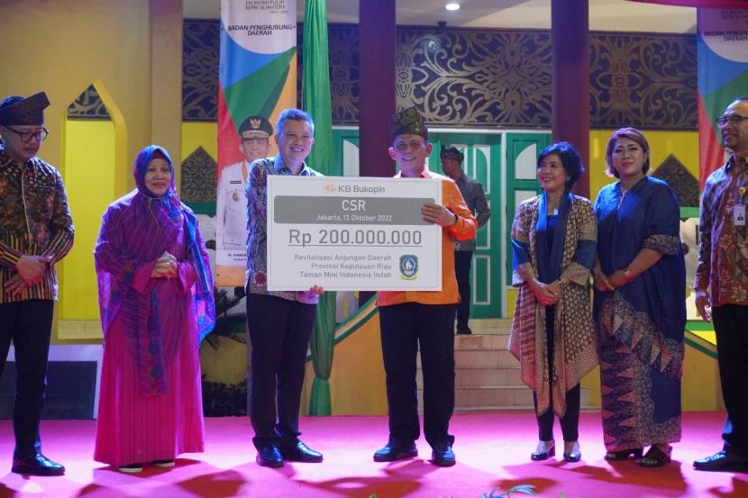 KB Bukopin memberikan dana CSR sebesar Rp 200 juta untuk membantu revitalisasi anjungan Kepulauan Riau di TMII. 
