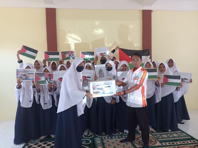 KB TK Ya Bunayya, SD-SMP Lukman Al-Hakim Situbondo yang beralamat di Jl Tembus Baru, Paerayaan Utara, Sumber Kolak, Panarukan tergugah bergerak menghimpun donasi untuk Palestina.