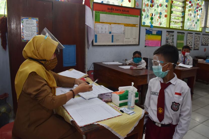 KBM Tatap muka ditunda akibat meningkatnya Covid-19. Ilustrasi. Dinas Pendidikan dan Kebudayaan Provinsi Sulawesi Tenggara menunda menerbitkan izin pembelajaran tatap muka yang semula dijadwalkan 4 Januari 2021.