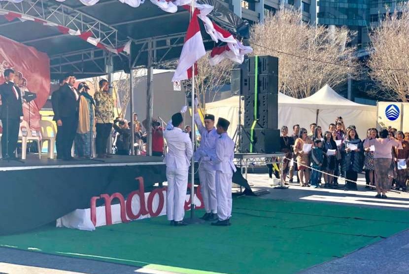 KBRI Canberra menyelenggarakan upacara bendera merah putih di Kings George Square, pusat kota Brisbane, Australia pada Ahad (19/8) siang waktu setempat. Usai upacara 300 lebih WNI memeriahkan lomba HUT ke 73 RI 