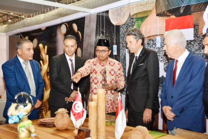 Duta Besar RI untuk Tunisia Zuhairi Misrawi, dalam pameran ekonomi kreatif, perabotan, dan kerajinan tradisional yang berlangsung di Sousse, Tunisia pada 22-31 Juli 2022.