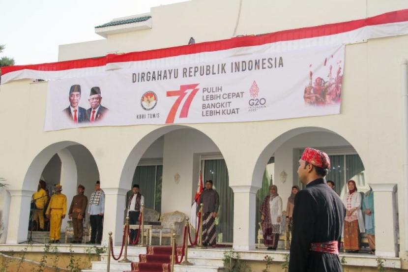 Upacara HUT ke-77 RI di KBRI Tunisia. Dalam sambutannya, Dubes RI untuk Tunisia mengutip pernyataan Soekarno untuk Indoneia dan dunia. 