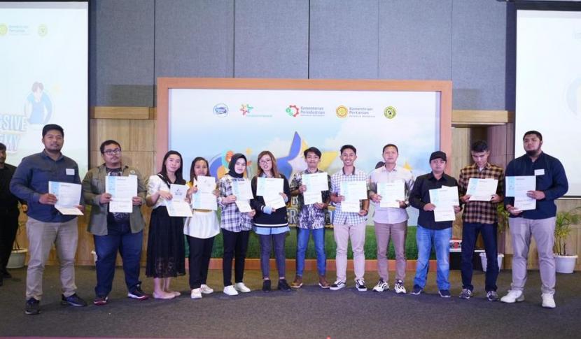Ke-12 peternak muda terpilih sebagai pemenang program Young Progressive Farmer Academy.