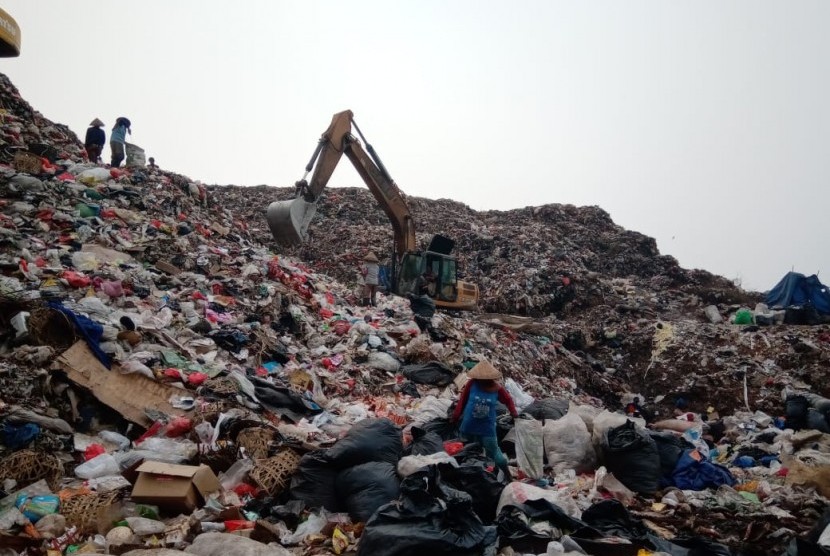 Keadaan sampah di TPA Burangkeng, Burangkeng, Setu, Kabupaten Bekasi. Kepala UPTD TPA Burangkeng Maulana menjelaskan, TPA sudah mengalami kelebihan kapasitas (overload) sejak 2014, Senin (16/9).