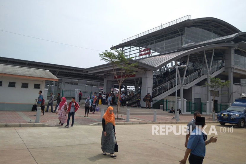 Keadaan stasiun cikarang cukup ramai setelah KRL Jakarta Kota-Cikarang mulai dioperasikan pada Selasa (10/10).