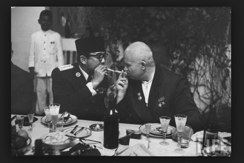 Keakraban Presiden pertama RI, Sukarno dan Perdana Menteri Uni Soviet, Nikita Kruschev