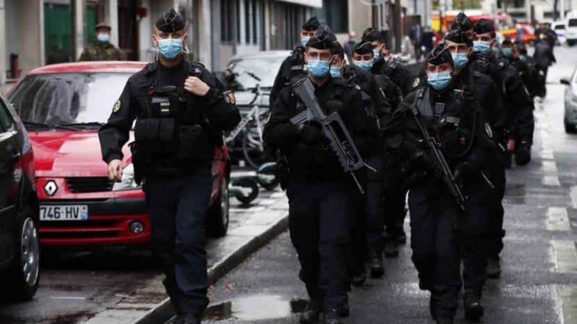 Keamanan diperketat saat polisi menyisir lokasi serangan di dekat Boulevard Richard-Lenoir
