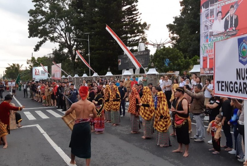 Keanekaragaman budaya dan seni dari 34 provinsi, ditonjolkan pada saat parade para peserta Jambore Pemuda Indonesia (JPI) 2019, yang digelar di pusat kota Tondano, Kabupaten Minahasa, Sulawesi Utara, Senin (4/4). 