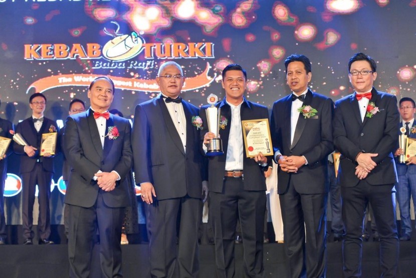 Kebab Turki Baba Rafi Raih Juara Asean Largest Kebab Retail Chainstore 2017 di acara Asean Business Outstanding Award.