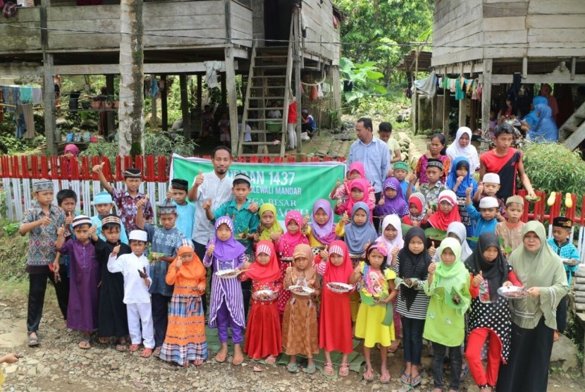 Kebahagiaan anak-anak Dusun Era Batu merayakan Idul Kurban 1437 H bersama  BMH Sulawesi Barat.