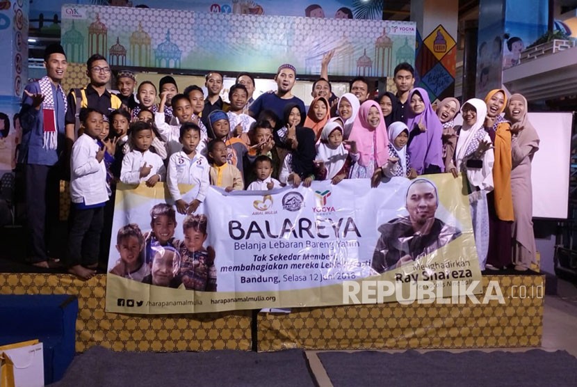 Kebahagiaan menuju Hari Raya Idul Fitri 1439 Hijriyah semakin dirasakan oleh puluhan anak yatim yang tinggal di Kota Bandung. Mereka mengikuti program Belanja Lebaran Bareng Yatim (Balareya) di salah satu pusat perbelanjaan di Jalan Kepatihan, Bandung, Selasa (12/6).