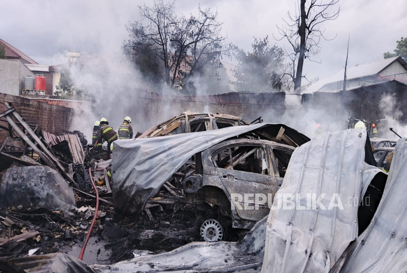 Kebakaran bengkel mobil dan toko mebeul terjadi Jalan Terusan Jakarta, Kelurahan Antapani Tengah, Kecamatan Antapani, Kota Bandung, Kamis (28/8/2025) sekitar pukul 16.21 WIB. Akibatnya, puluhan mobil yang terparkir di bengkel mobil hangus terbakar.