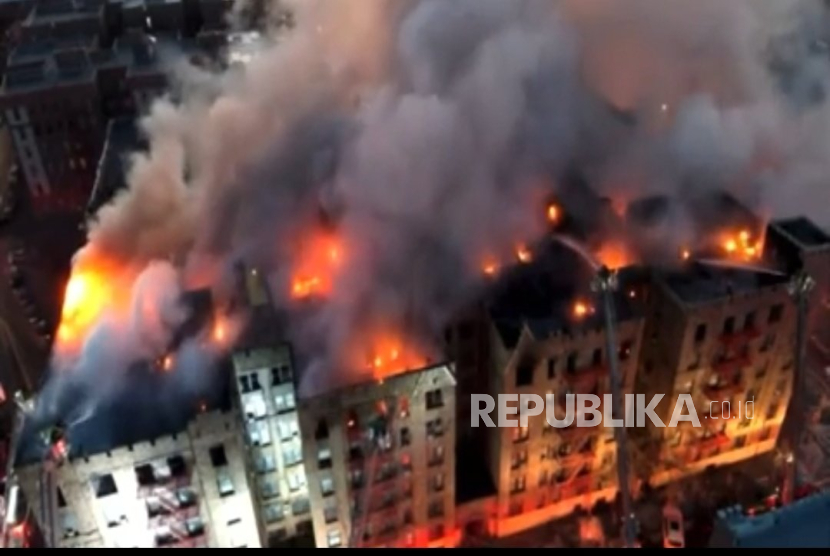 Kebakaran di apartemen Bronx, New York City, Amerika Serikat.