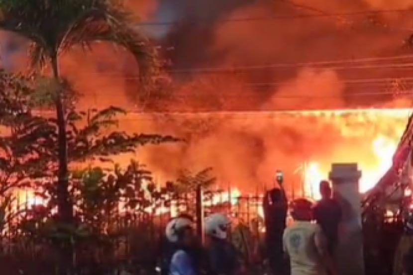 Kebakaran terjadi di dekat Overpass Manahan, wilayah Kecamatan Banjarsari, Kota Solo, Jawa Tengah, Jumat (17/5/2024).