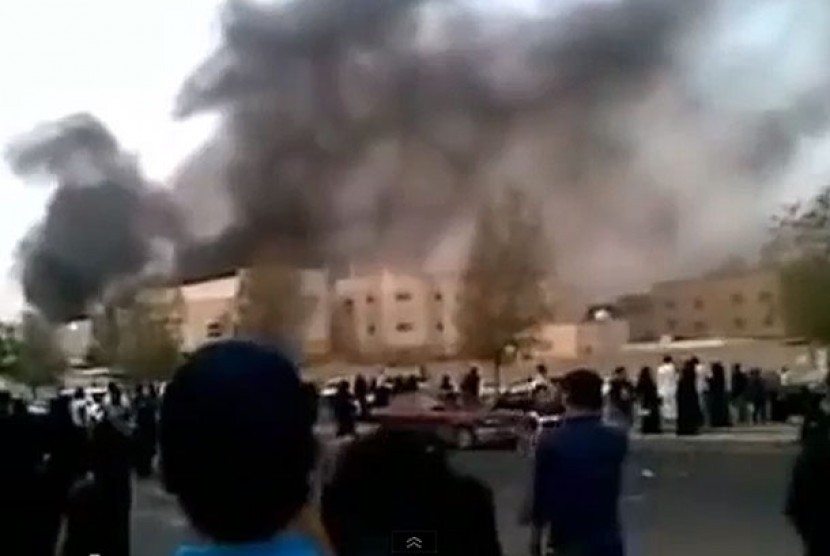 Kebakaran di depan Gedung KJRI Jeddah, Arab Saudi.