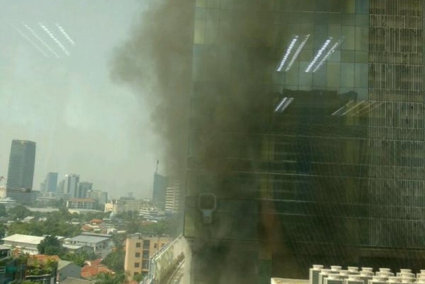 Kebakaran di Gedung Centenial, Jakarta, Rabu (24/6)