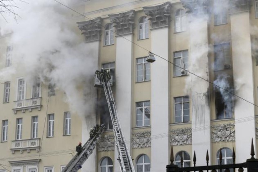 Kebakaran di gedung Kementerian Pertahanan Rusia, Ahad (3/4).