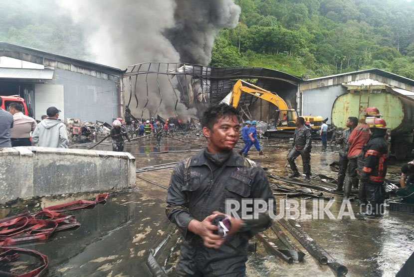 Kebakaran di gudang karet milik PT Incasi Raya, Padang, Sumatra Barat berhasil dipadamkan pada Senin (23/4) sore. Sebanyak 21 unit mobil damkar dikerahkan untuk memadamkan api yang melumat gudang selama lebih dari 10 jam.