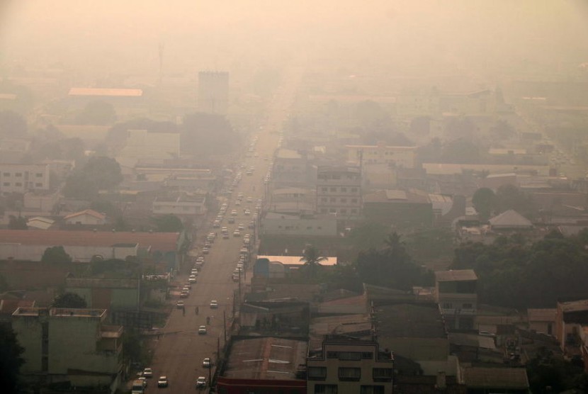 Kabut asap dampak kebakaran di hutan Amazon yang meliputi kota Porto Velho, Rondonia, Brasil.