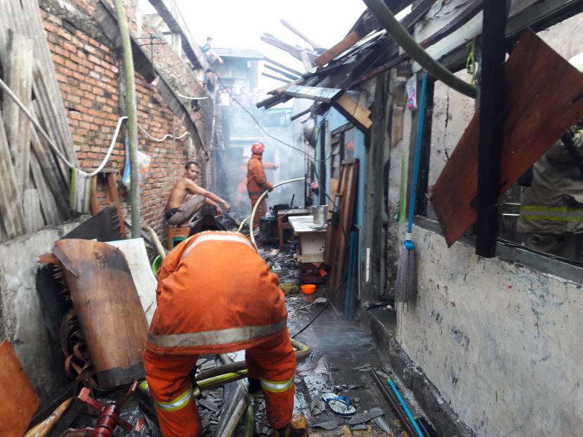 Kebakaran di Kampung Kappitan, Cipinang Muara, Jakarta Timur, Selasa (21/7).