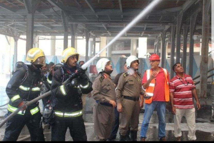 Kebakaran di kantor yang ada di halaman Masjidil Haram, Ahad (28/1.)