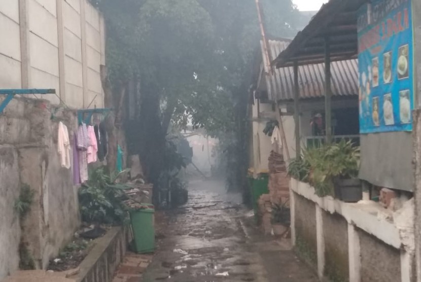 Kebakaran di kawasan padat penduduk di jalan Tera, Sumur Bandung, Bandung, Senin (9/7). 