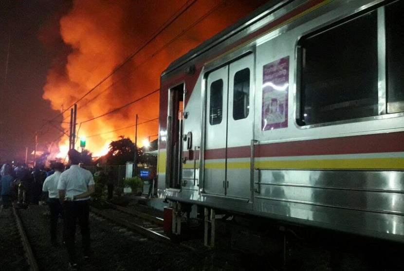 Kebakaran di Kembangan, Jakarta Barat, Kamis (29/3), situasi terakhir pukul 19.28 WIB masih menyala. 