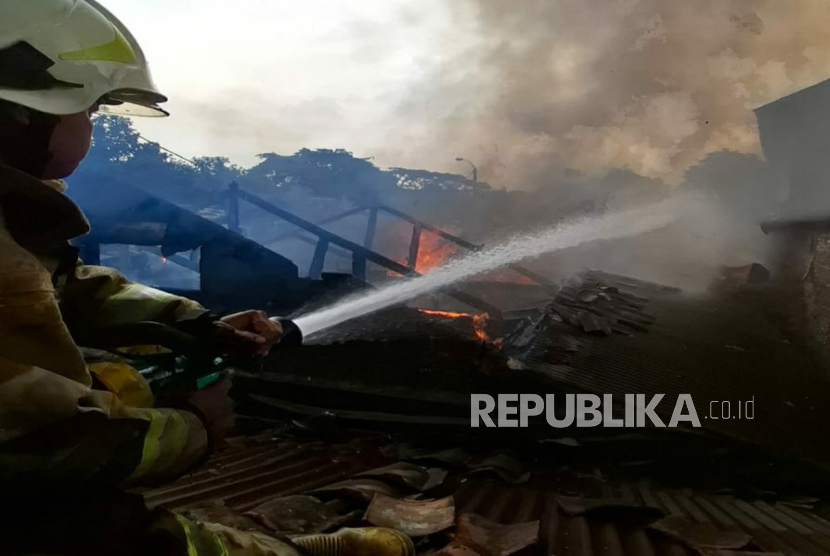 Kebakaran di Kompleks Militer Angkub Bengrad Jalan Turangga, Kelurahan Lingkar Selatan, Kecamatan Lengkong, Kota Bandung, Jawa Barat, Ahad (23/11/2025) yang Menghanguskan 6 Rumah. 