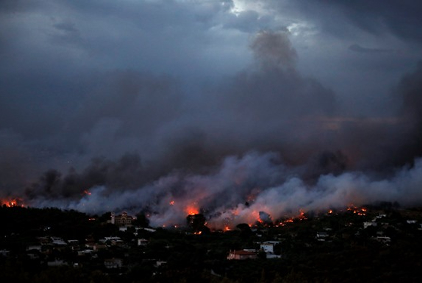 Kebakaran di kota Rafina, dekat Athena, Yunani pada 23 Juli 2018.