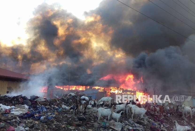 Kebakaran di Pasar Induk Gedebage, Kota Bandung pada Selasa (3/9). 