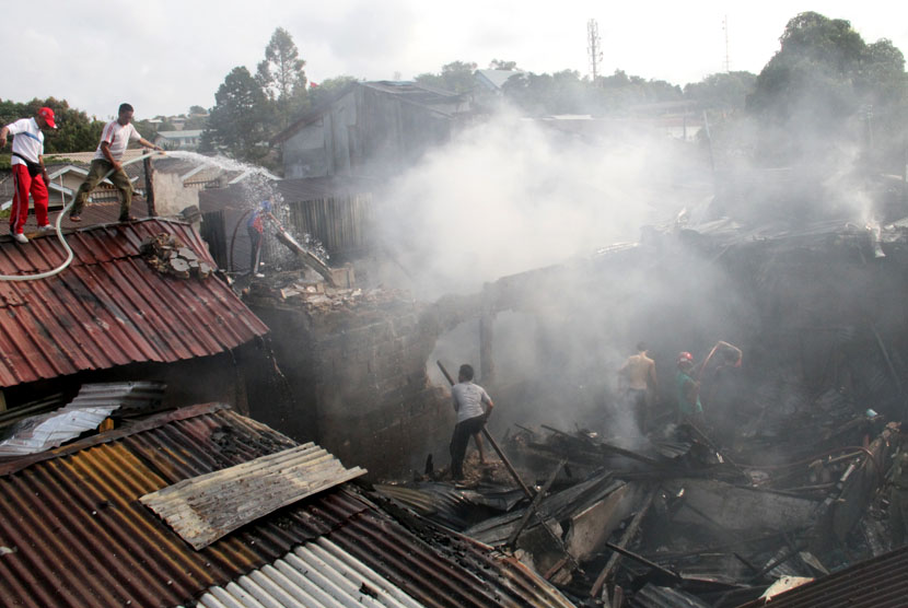 Kebakaran di permukiman padat penduduk. (ilustrasi) 