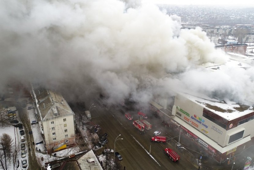 Kebakaran di pusat perbelanjaan Rusia