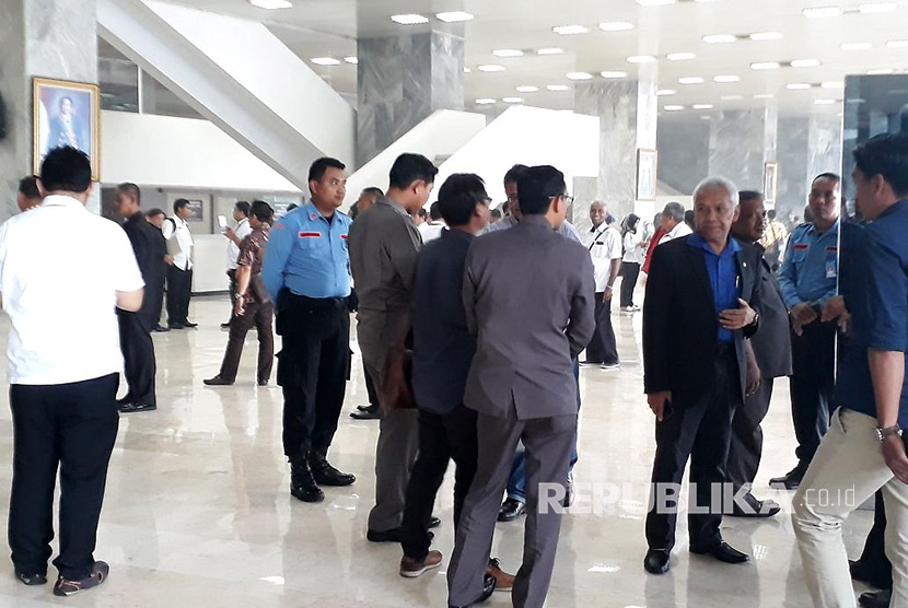 Anggota DPR dan MPR serta pegawai dievakuasi akibat kebakaran di ruangan lantai dua Gedung Nusantara III, Kompleks Parlemen Senayan, Jakarta pada Selasa (14/11). 