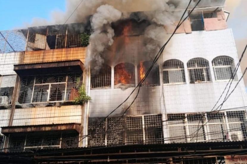 Kebakaran di ruko yang dijadikan indekos di Jalan Duri Kosambi, Kelurahan Duri Selatan, Kecamatan Tambora, Jakarta Barat (Jakbar), Rabu (17/8/2022) pagi WIB. 