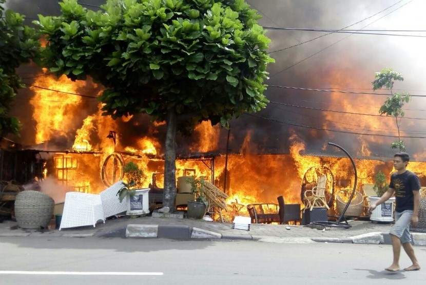 Kebakaran di toko mebel di Jalan Soekarno Hatta Bandung, Selasa (17/1)