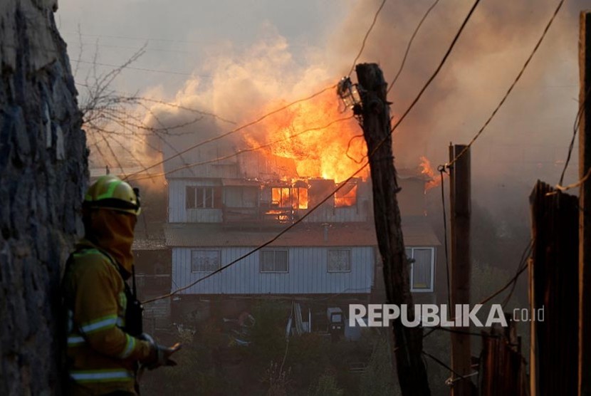 Kebakaran di Valparaiso, Chile, menghanguskan bangunan warga di permukiman padat penduduk.