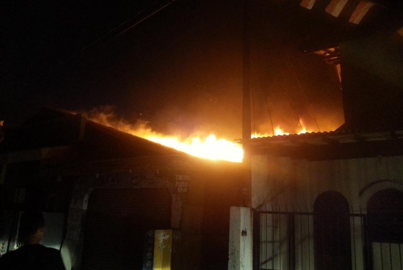 Kebakaran Duren Sawit, Jakarta Timur ilustrasi. Sebuah toko mebel yang berlokasi di Jalan Pahlawan Revolusi, Kelurahan Pondok Bambu, Kecamatan Duren Sawit, Jakarta Timur, terbakar saat penghuni menunaikan Shalat Jumat sekitar pukul 12.30 WIB.