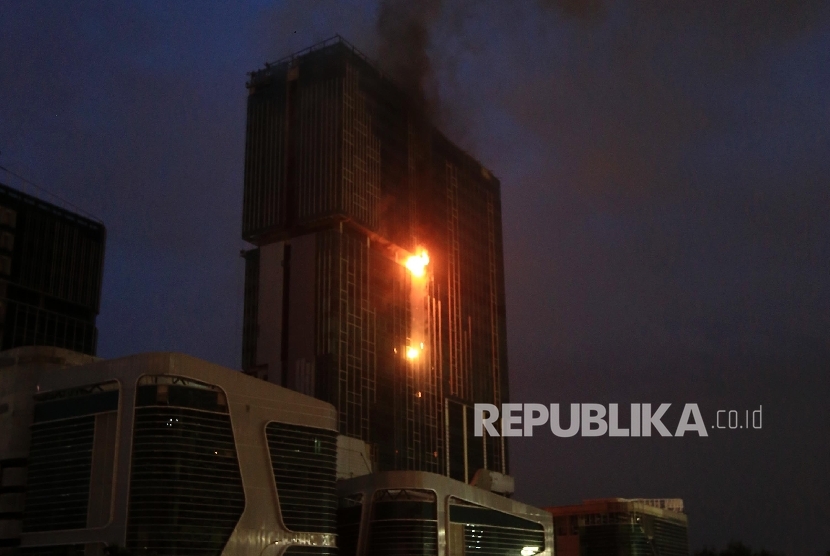 Kebakaran gedung proyek Hotel Swiss Bel Kelapa Gading, Jakarta Utara, Ahad (7/8). Kebakaran yang terjadi di lantai 23 tersebut mengakibatkan 3 korban meninggal dunia. Yasin Habibi/ Republika