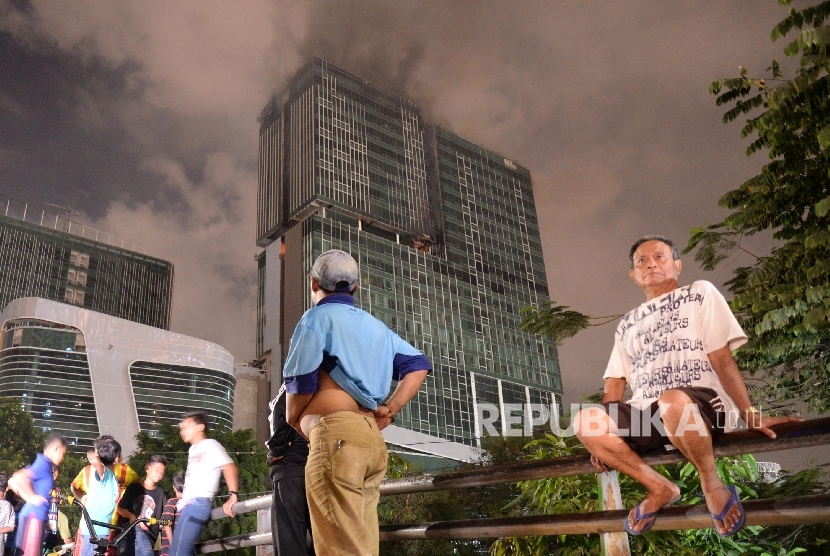 Kebakaran gedung proyek Hotel Swiss Bel Kelapa Gading, Jakarta Utara, Ahad (7/8)