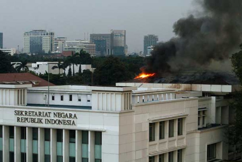 Kebakaran yang terjadi di Gedung Sekretariat Negara di Komplek Istana Kepresidenan, Jakarta, Kamis (21/3) sore.