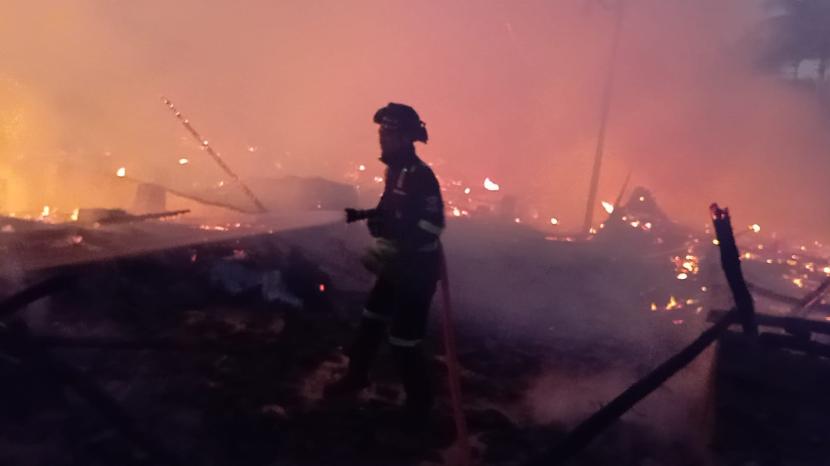 Kebakaran hebat melanda kandang ayam milik warga di Dusun Wage, Desa Kramatmulya, Kecamatan Kramatmulya, Kabupaten Kuningan, Selasa (16/7/2024) sekitar pukul 04.00 WIB. Peristiwa itu menyebabkan pemilik kandang merugi hingga miliaran rupiah. 